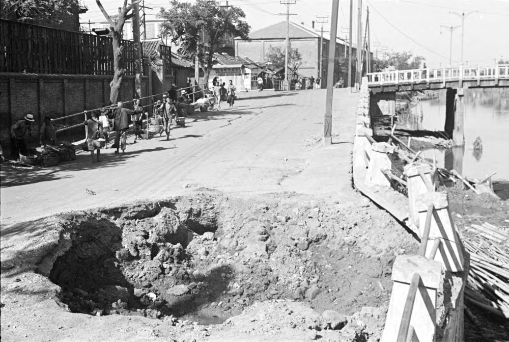 【JPG清晰版】._上海，道路被毁，可能遭炸弹袭击