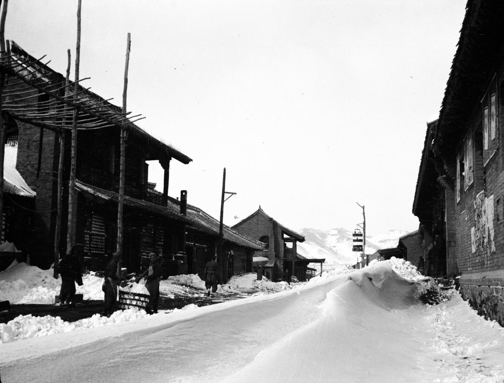 【JPG清晰版】._工人清理城镇积雪街道