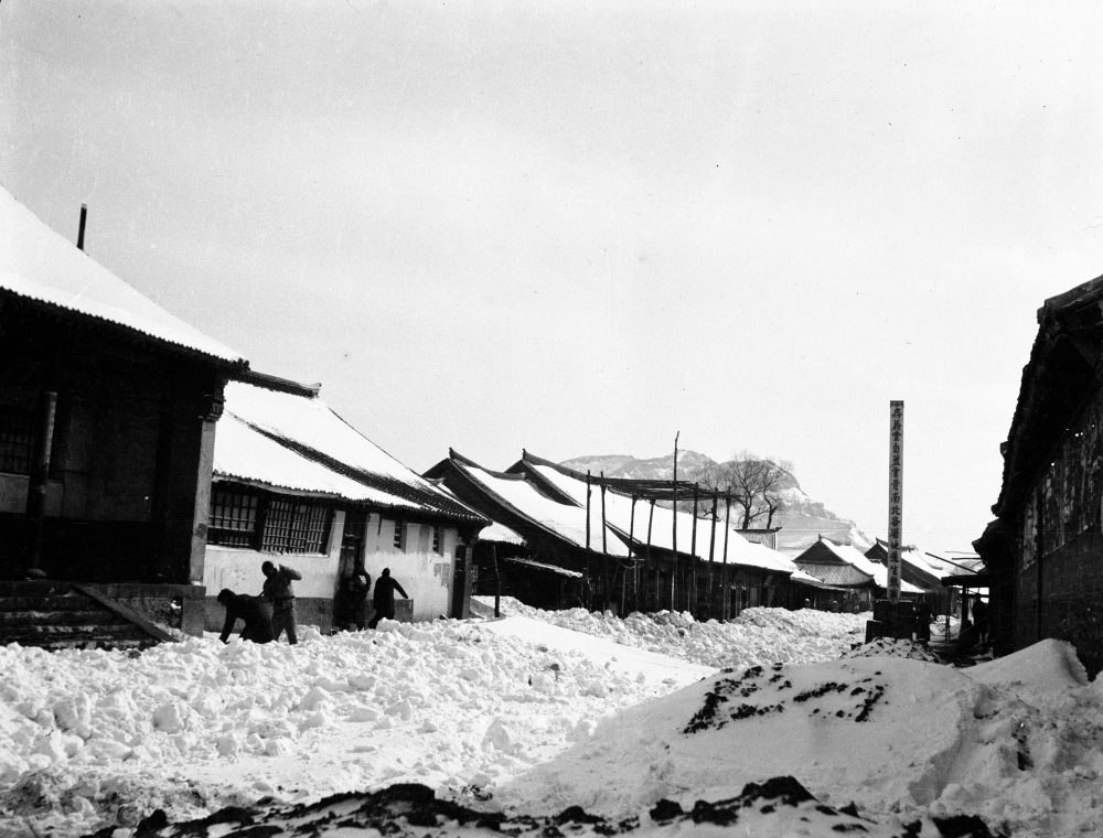 【JPG清晰版】._人们在药草店对面的街道上清理积雪