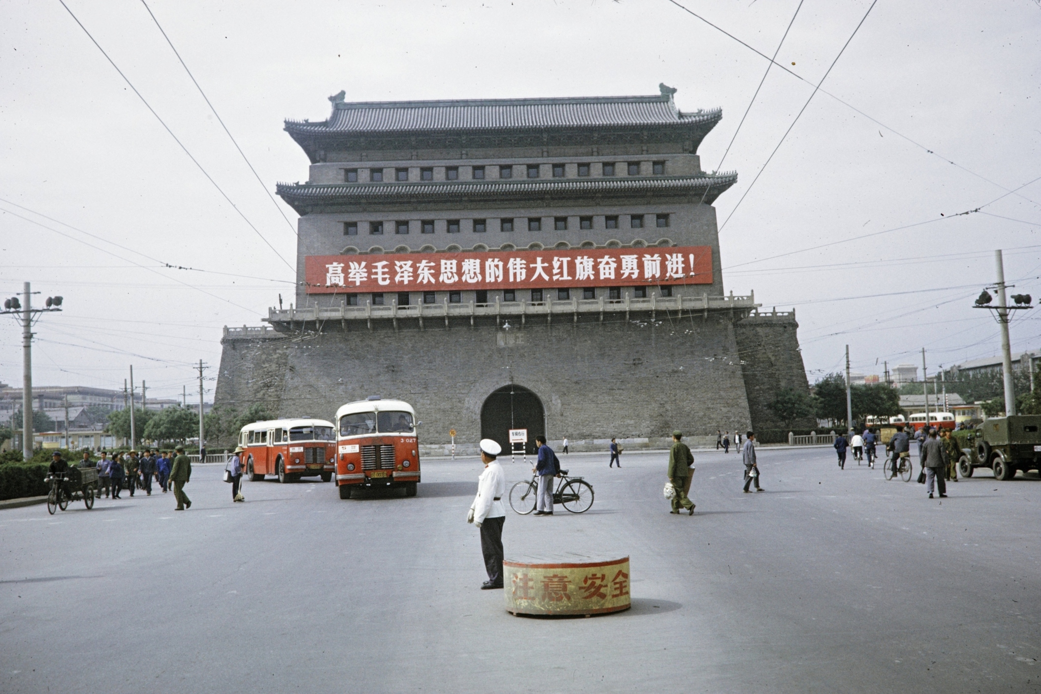 【JPG清晰版】._北京正阳门前的街景