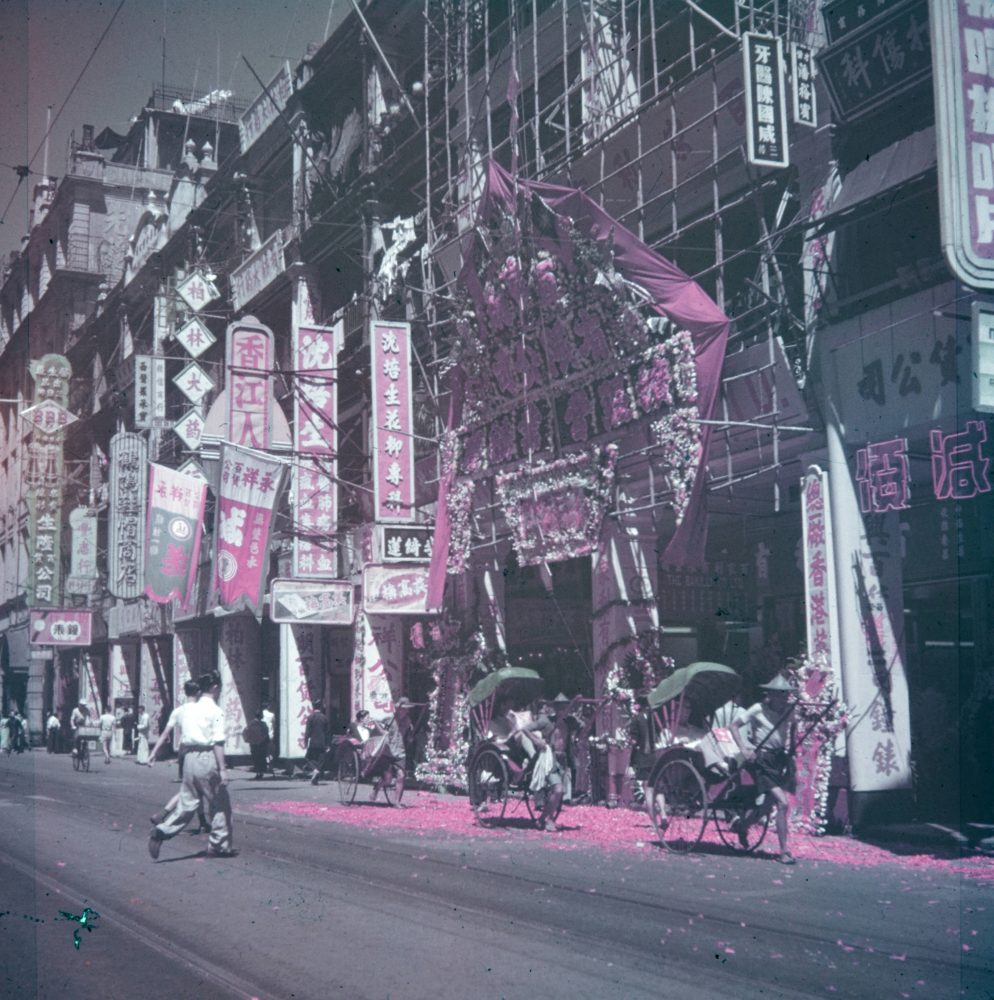 【JPG清晰版】._香港，装饰精美的百货商店前的街景